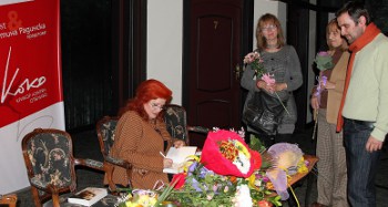 Валентина Радинска дава автограф